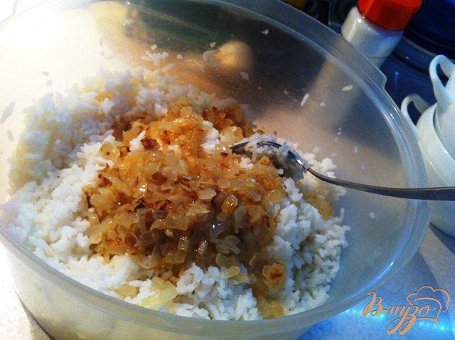 Фото приготовление рецепта: Салат с рисом и тунцом шаг №4