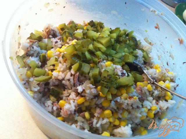 Фото приготовление рецепта: Салат с рисом и тунцом шаг №8