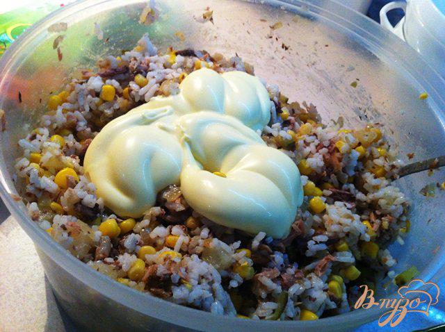 Фото приготовление рецепта: Салат с рисом и тунцом шаг №9