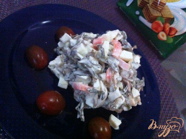 Фото приготовление рецепта: Салат из морской капусты шаг №7