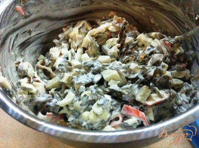 Фото приготовление рецепта: Салат из морской капусты шаг №6