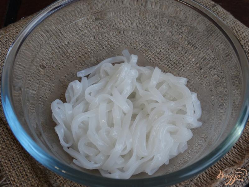 Фото приготовление рецепта: Рисовая лапша с индейкой и овощами шаг №2