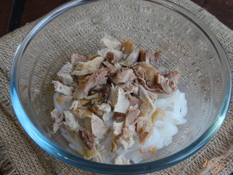 Фото приготовление рецепта: Рисовая лапша с индейкой и овощами шаг №4