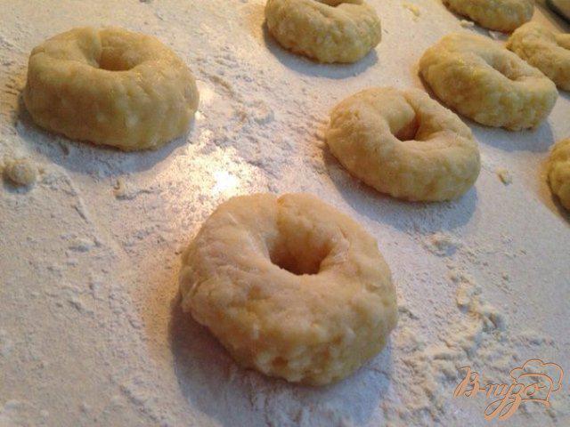 Фото приготовление рецепта: Сырные пончики шаг №5