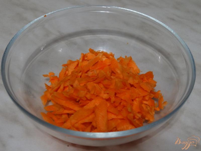 Фото приготовление рецепта: Морковно-ананасовый салат с имбирной заправкой шаг №1