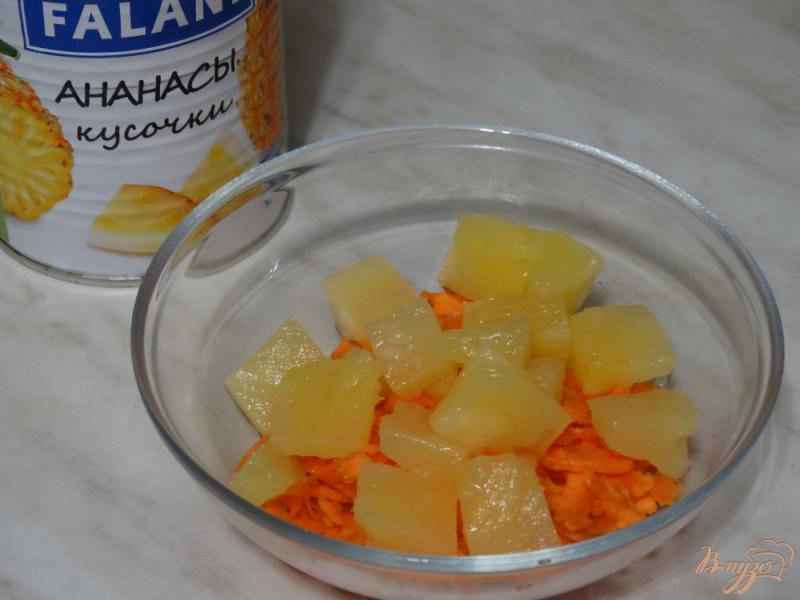 Фото приготовление рецепта: Морковно-ананасовый салат с имбирной заправкой шаг №2