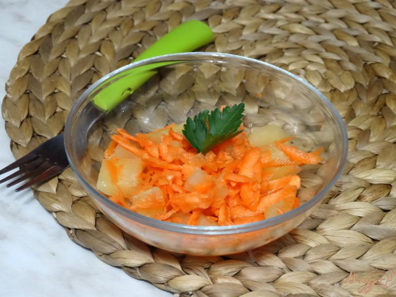 Фото приготовление рецепта: Морковно-ананасовый салат с имбирной заправкой шаг №4