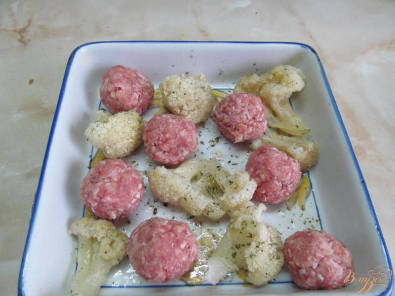 Фото приготовление рецепта: Лапша с цветной капустой и фрикадельками шаг №3