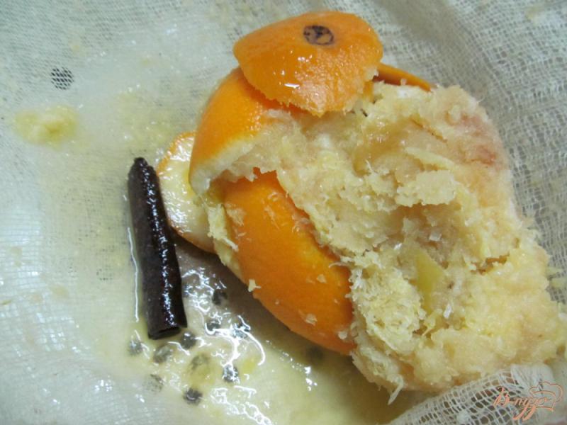 Фото приготовление рецепта: Ликер из апельсина и яблока шаг №7