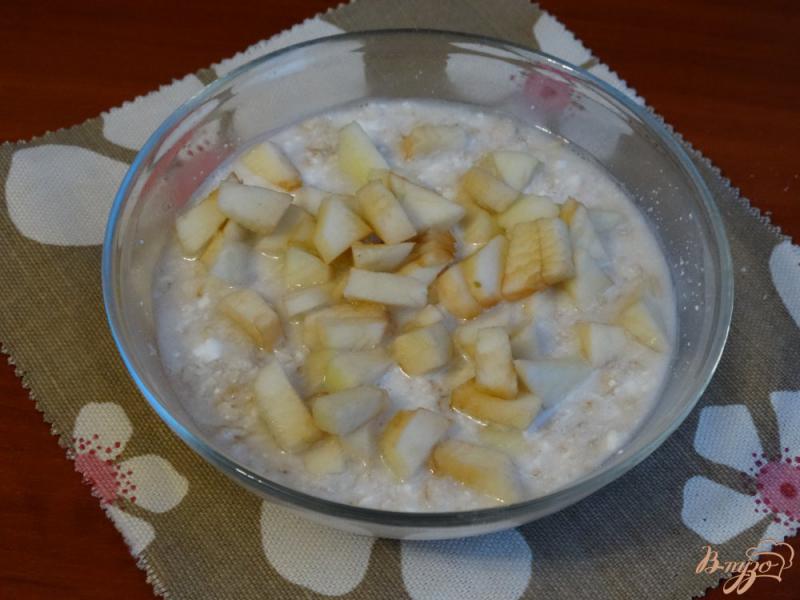 Фото приготовление рецепта: Утренняя овсянка с творогом, яблоками и корицей шаг №5