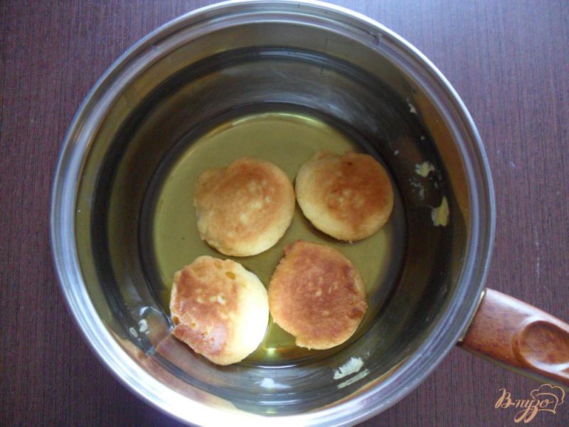 Фото приготовление рецепта: Пончики на сгущенном молоке шаг №3