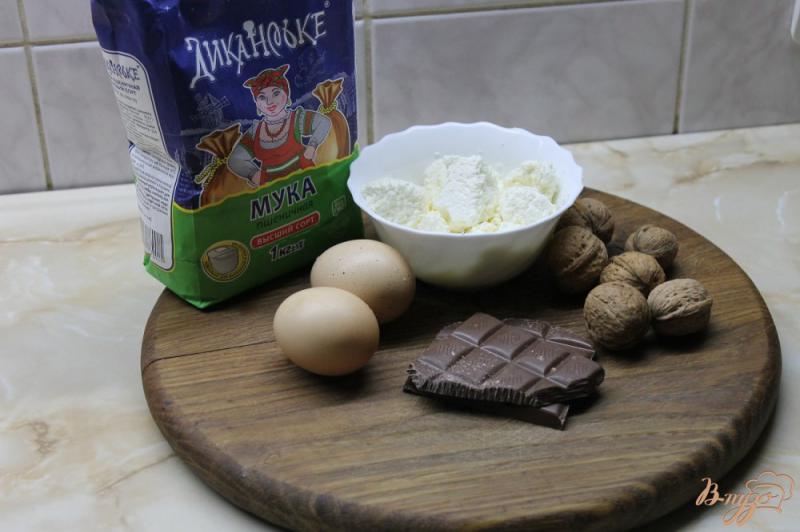 Фото приготовление рецепта: Творожные пончики с шоколадом и грецкими орехами шаг №1