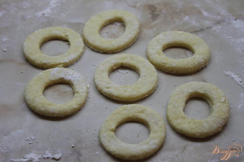 Фото приготовление рецепта: Творожные пончики с шоколадом и грецкими орехами шаг №5