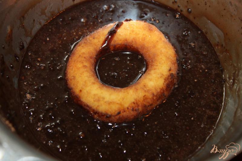 Фото приготовление рецепта: Творожные пончики с шоколадом и грецкими орехами шаг №8
