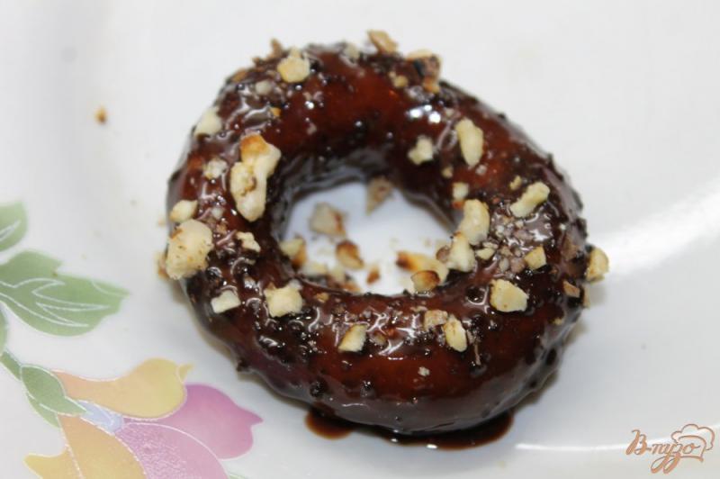Фото приготовление рецепта: Творожные пончики с шоколадом и грецкими орехами шаг №9