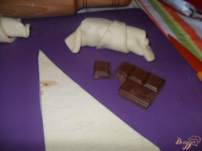 Фото приготовление рецепта: Круассаны с шоколадом шаг №2