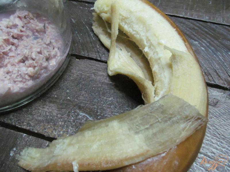 Фото приготовление рецепта: Овсянка с бананом сливой на молоке шаг №3