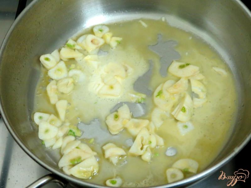 Фото приготовление рецепта: Чеснечка - чешский чесночный суп (Česnečka) шаг №6