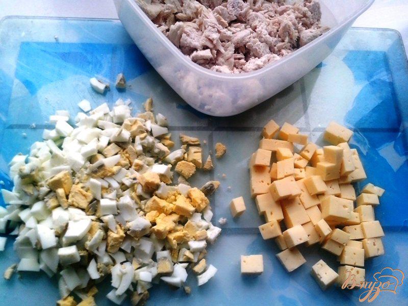 Фото приготовление рецепта: Салат куриный с ананасами шаг №2