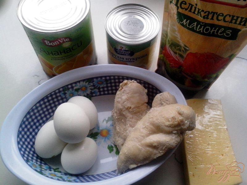 Фото приготовление рецепта: Салат куриный с ананасами шаг №1