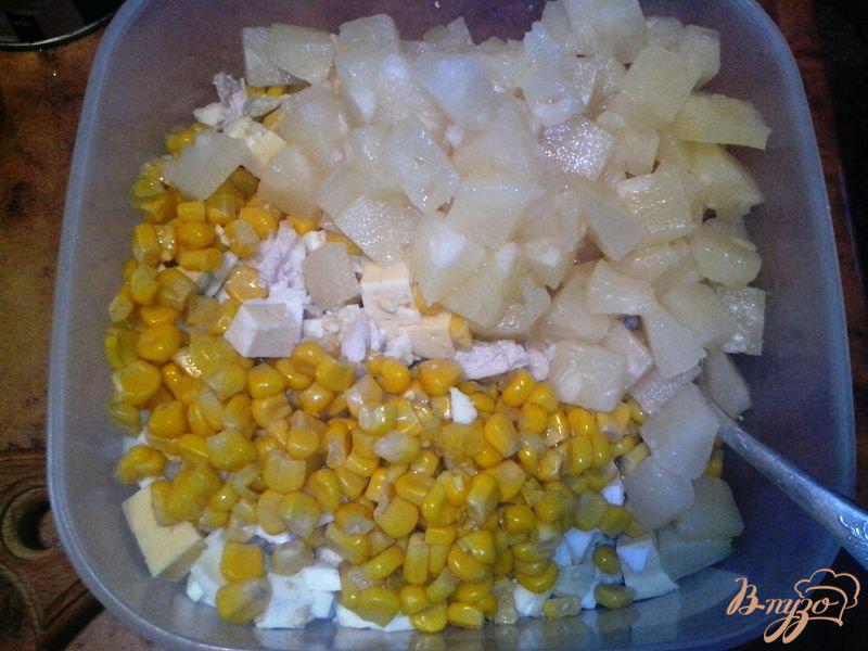 Фото приготовление рецепта: Салат куриный с ананасами шаг №3