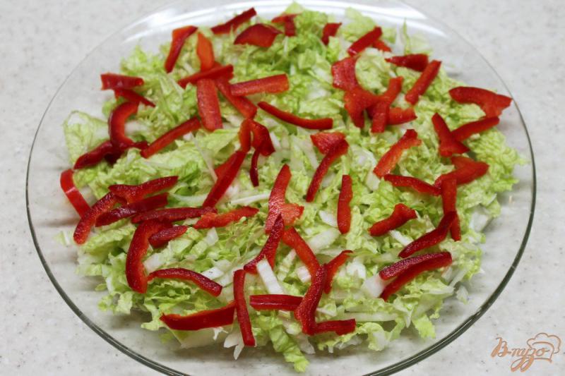 Фото приготовление рецепта: Салат из пекинской капусты с болгарским перцем и сухариками шаг №3