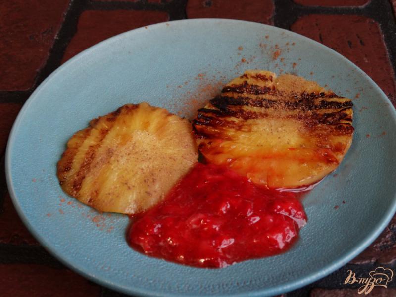 Фото приготовление рецепта: Ананас-гриль с клубничным соусом и корицей шаг №5
