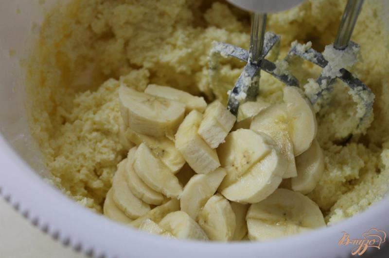 Фото приготовление рецепта: Аля - тирамису с творогом, бананом и сникерсом шаг №3