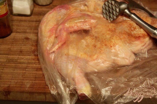 Фото приготовление рецепта: Цыпленок «Тапака» шаг №2
