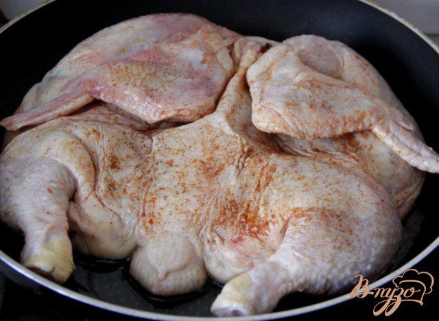 Фото приготовление рецепта: Цыпленок «Тапака» шаг №3