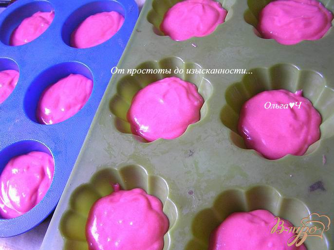 Фото приготовление рецепта: Розовые капкейки шаг №5