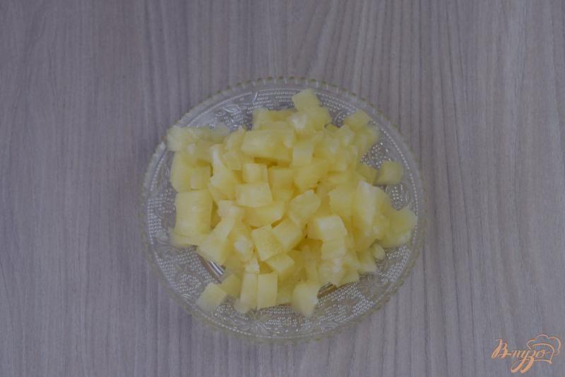 Фото приготовление рецепта: Салат с сыром и ананасом шаг №3