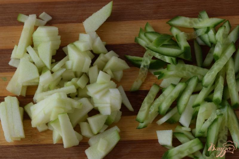 Фото приготовление рецепта: Салат с креветками и авокадо шаг №2