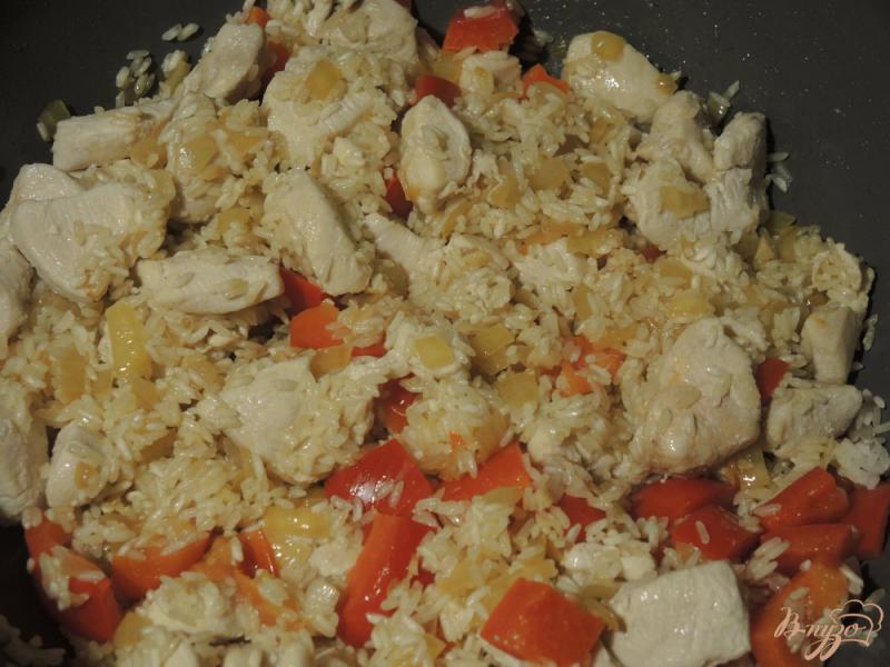 Фото приготовление рецепта: Паэлья с курицей и морепродуктами шаг №8