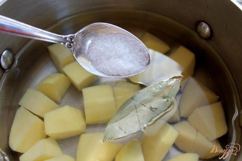 Фото приготовление рецепта: Картофельный суп с креветками, сыром и чесноком шаг №1