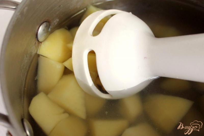Фото приготовление рецепта: Картофельный суп с креветками, сыром и чесноком шаг №2