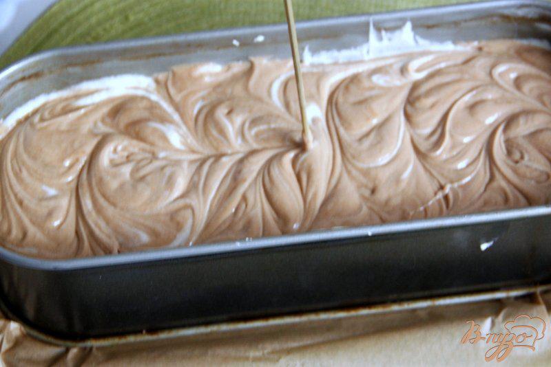 Фото приготовление рецепта: Мраморный кекс с шоколадом шаг №12