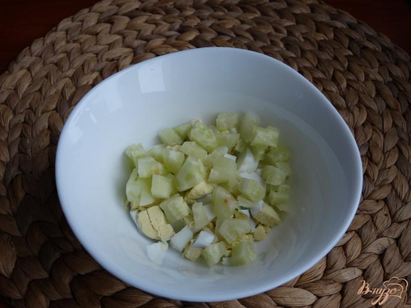 Фото приготовление рецепта: Салат с тунцом и кукурузой шаг №2