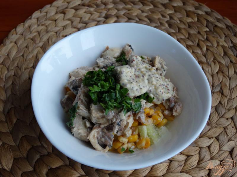 Фото приготовление рецепта: Салат с тунцом и кукурузой шаг №5