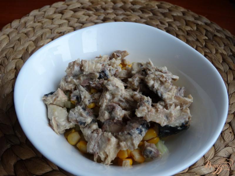 Фото приготовление рецепта: Салат с тунцом и кукурузой шаг №4