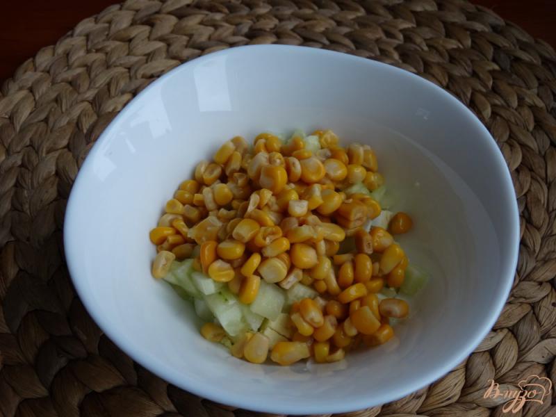 Фото приготовление рецепта: Салат с тунцом и кукурузой шаг №3
