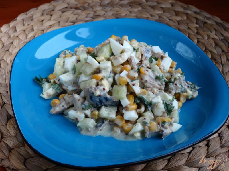 Фото приготовление рецепта: Салат с тунцом и кукурузой шаг №6