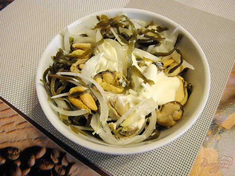 Фото приготовление рецепта: Салат из морской капусты и вареных мидий шаг №3