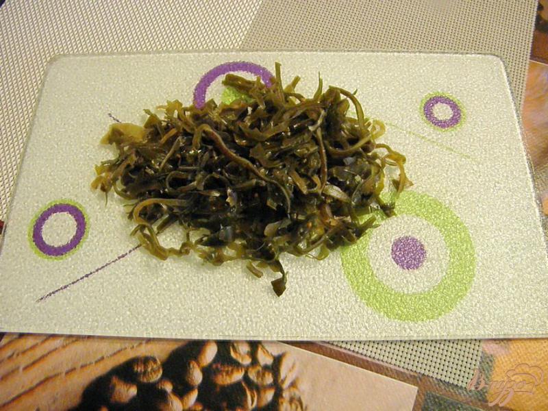 Фото приготовление рецепта: Салат из морской капусты и вареных мидий шаг №2