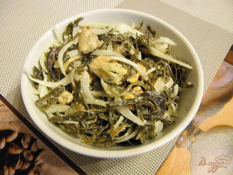 Фото приготовление рецепта: Салат из морской капусты и вареных мидий шаг №4