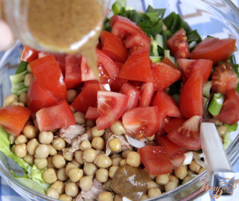 Фото приготовление рецепта: Салат с нутом и тунцом шаг №5