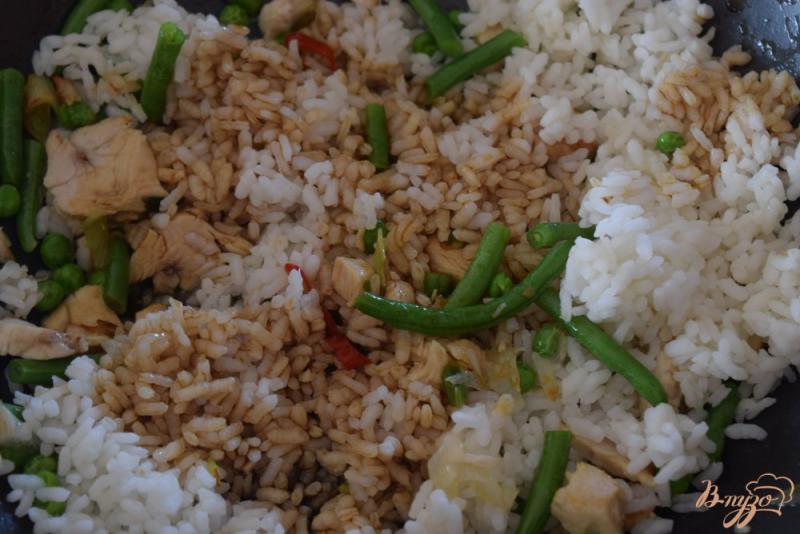 Фото приготовление рецепта: Жареный рис с курицей шаг №4
