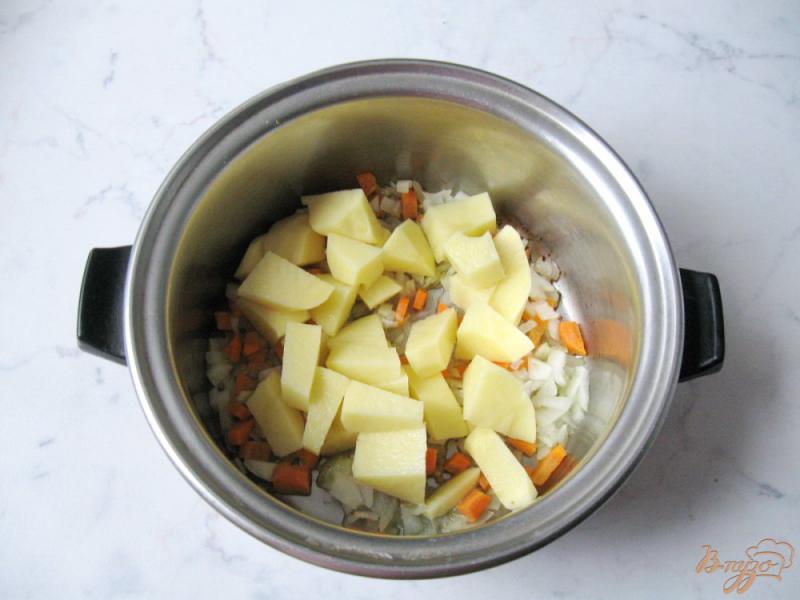 Фото приготовление рецепта: Вегетарианский суп с вермишелью и грибами шаг №2