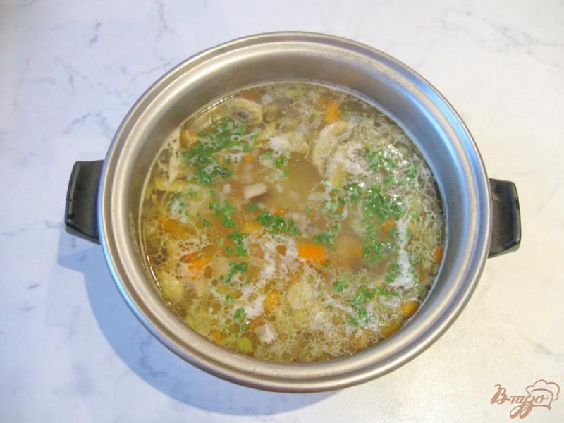 Фото приготовление рецепта: Вегетарианский суп с вермишелью и грибами шаг №7