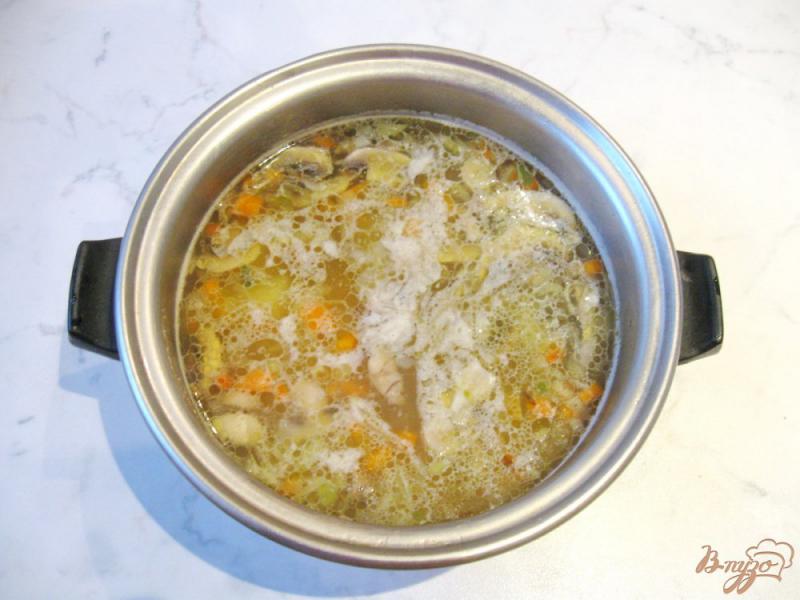 Фото приготовление рецепта: Вегетарианский суп с вермишелью и грибами шаг №6